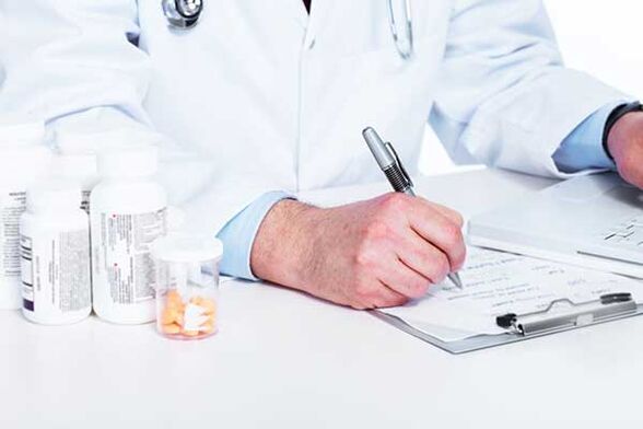 O médico prescribe tratamento para a dor testicular debido á excitación